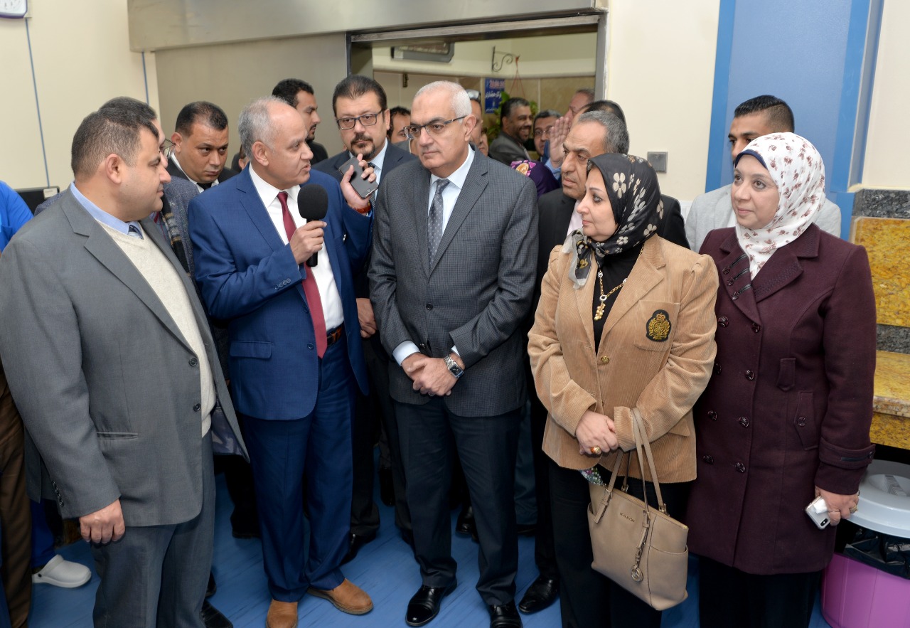رئيس جامعة المنصورة يفتتح 15 وحدة عناية مركزة بمستشفى الطوارئ  (2)