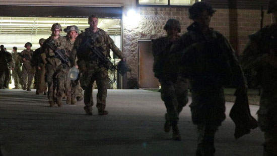 أفراد الفرقة 82 الأمريكة تستعد لمغادة قاعدة فورت براج