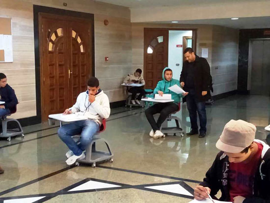 كلية الذكاء الاصطناعى بكفر الشيخ توزع الشكولاته على الطلاب فى أول امتحان  (10)