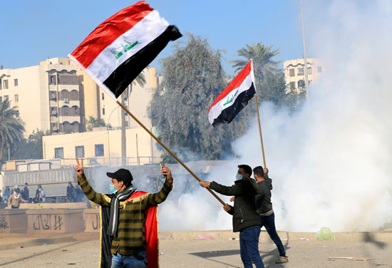 متظاهرون-يرفعون-علم-العراق-أمام-السفارة-الأمريكية-بغداد