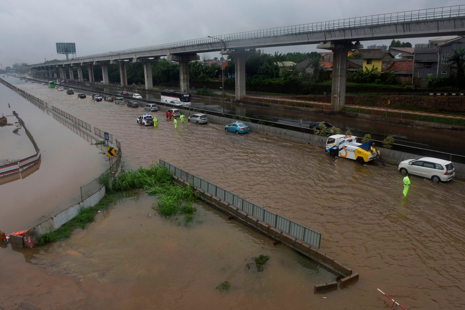 غرق شوارع جاكرتا جراء الفيضانات
