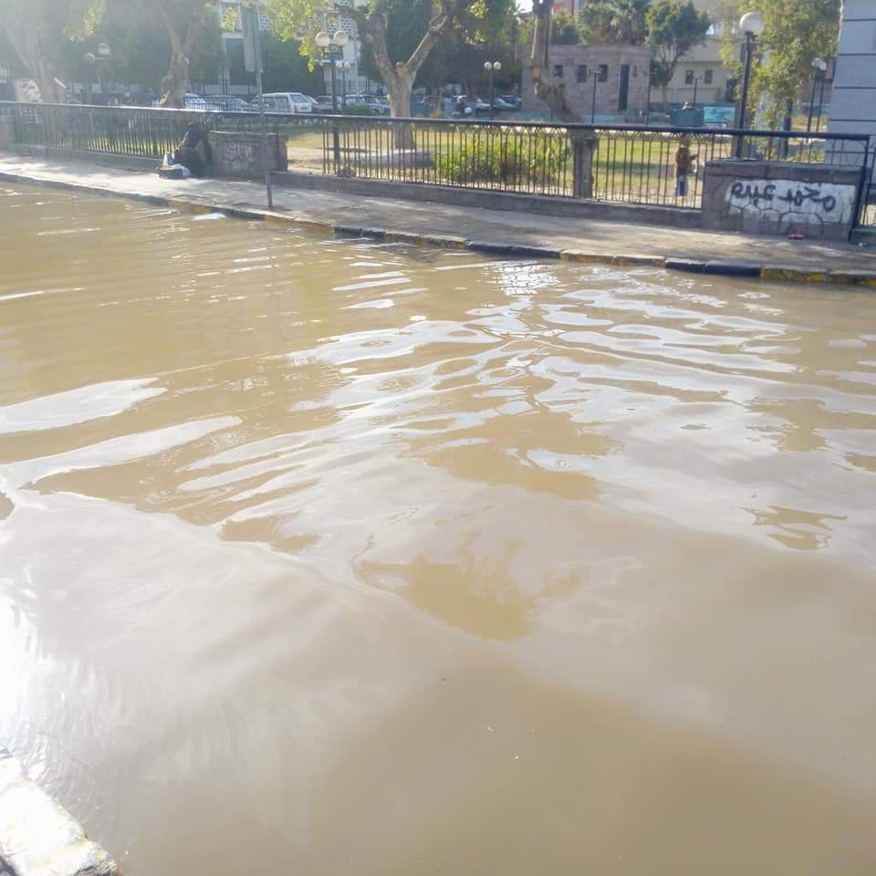 المياه تغرق منطقة الكورنيش بسبب كسر ماسورة  (2)