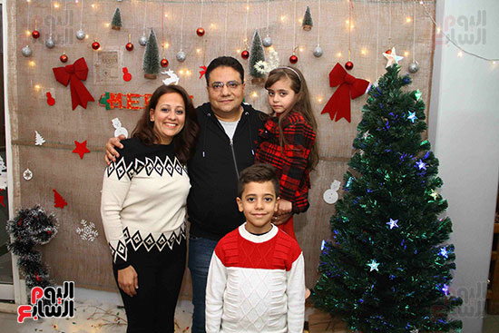 حرص العائلات التصوير بجانب شجرة الكريسماس (2)
