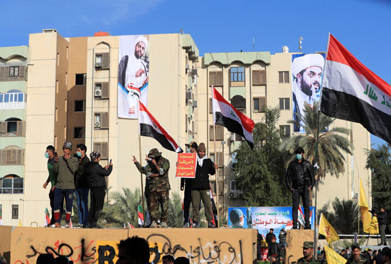 متظاهرون-يحملون-لافتات-أمام-السفارة-الأمريكية-ببغداد