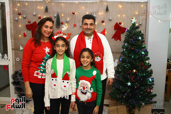 حرص العائلات التصوير بجانب شجرة الكريسماس (3)