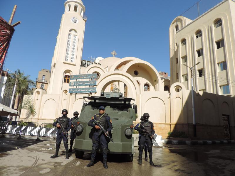 رجال الشرطة أمام الكنائس