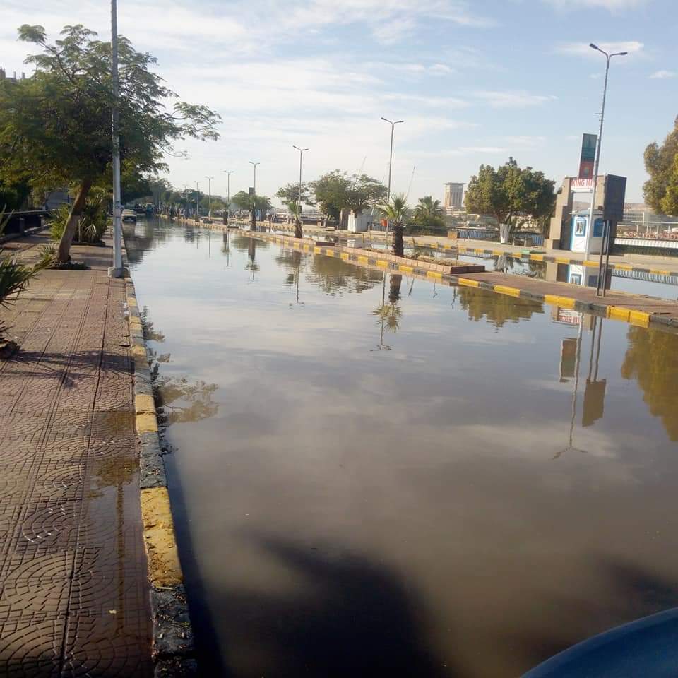 المياه تغرق منطقة الكورنيش بسبب كسر ماسورة  (3)