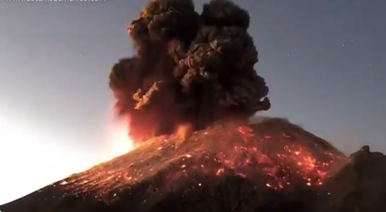 لحظة انفجار بركان جبل بوبوكاتبتبيل