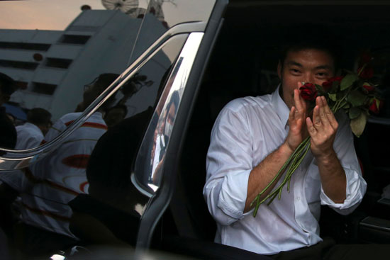 زعيم حزب معارض تايلاندي يمسك بالورد