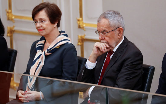 الرئيس النمساوى ألكسندر فان دير بيلن وزوجته دوريس شميدور يحضران جلسة البرلمان في فيينا