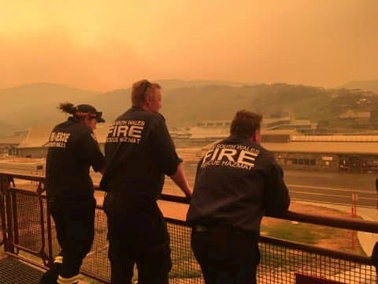 أفراد طاقم الإطفاءأفراد طاقم الإطفاء يشاهدون آثار الحرائق
