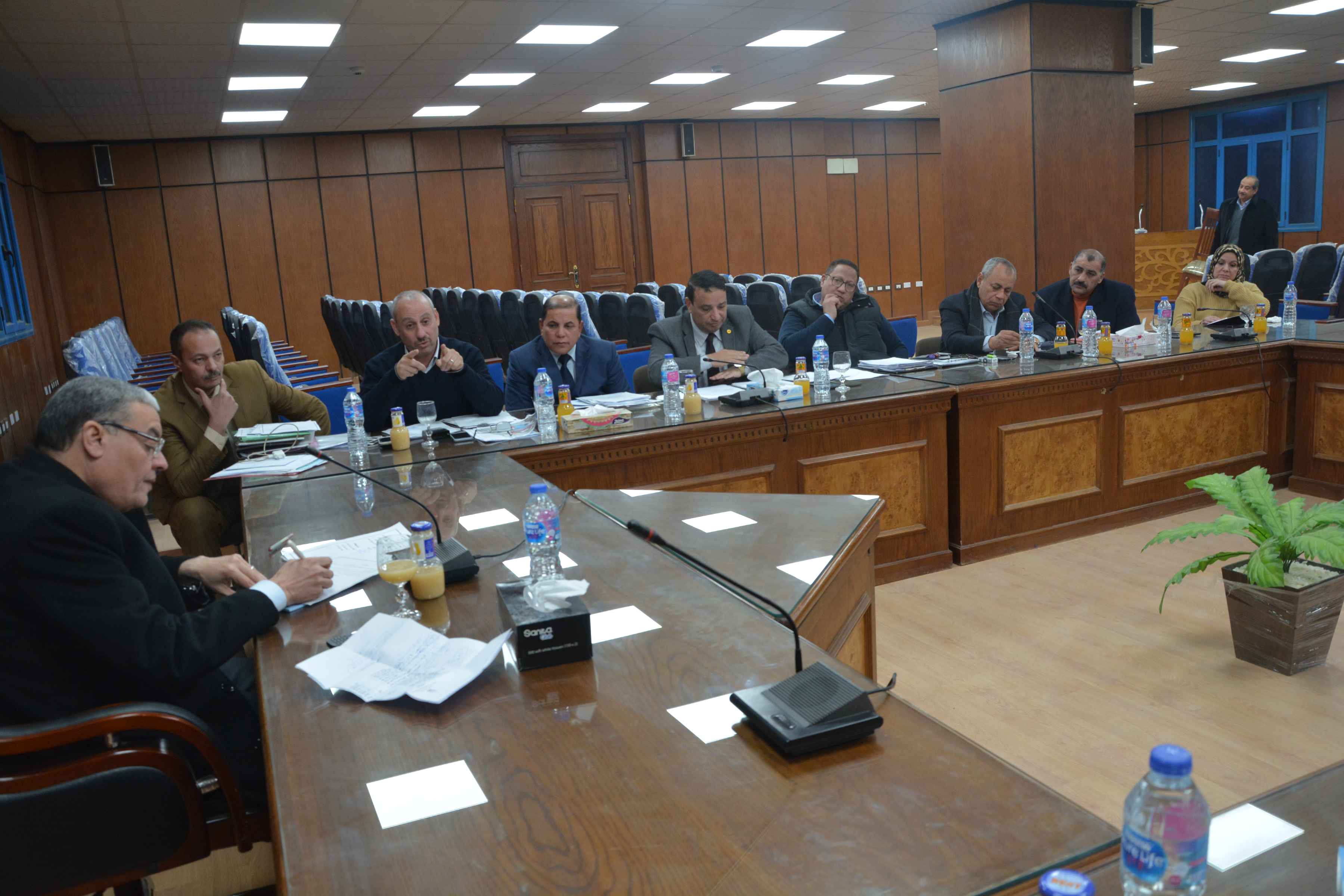 محافظ المنيا يبحث مع نواب البرلمان عدد من المشكلات بالقطاعات الخدمية (3)