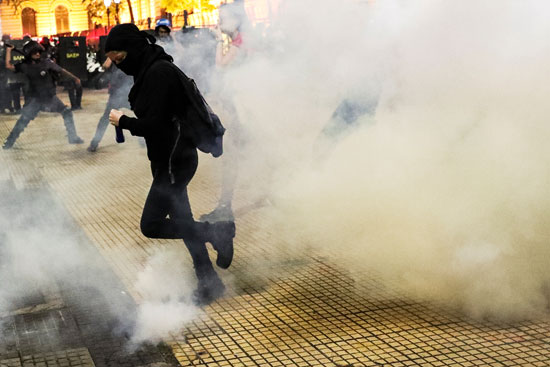 الشرطة-تستخدم-قنابل-الغاز-المسيل-للدموع