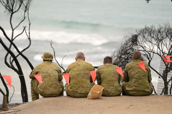جنود يجلسون على حافة