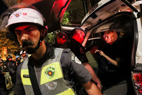 الشرطة-تعتقل-محتجة-برازيلية