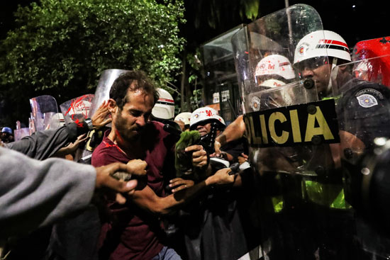 كر-وفر-بين-الشرطة-والمتظاهرين-فى-البرازيل