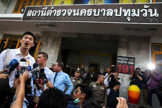 زعيم حزب المستقبل إلى الأمام المعارض في تايلاند يتحدث لأنصاره وهو يغادر بعد إرسال تقرير لشرطة بانكوك لسماع التهم الموجهة ضده