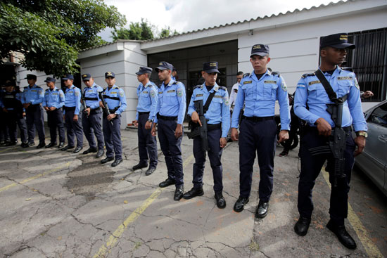 قوات الشرطة تحيط بمكتب للهجرة فى هندوراس