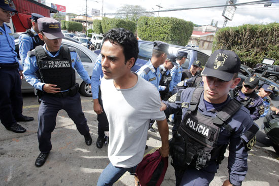 شرطة هندوراس تلقى القبض على أحد المهاجرين الإيرانيين