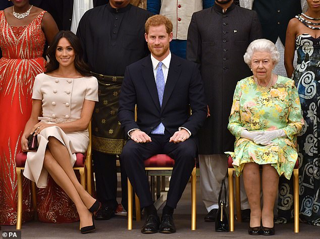 الأمير هارى يتوسط ملكة بريطانيا وزوجته ميجان ماركل