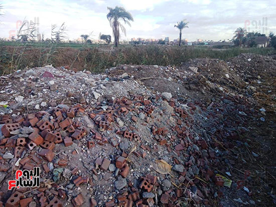 القمامة ومهلفات الترعة على جانبى ترعة قرية جزيرة الأكراد (1)
