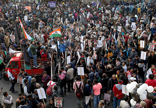المتظاهرون يحملون لافتات وأعلام أثناء الاحتجاج على زيارة رئيس الوزراء الهندي ناريندرا مودي إلى ولاية كولكاتا