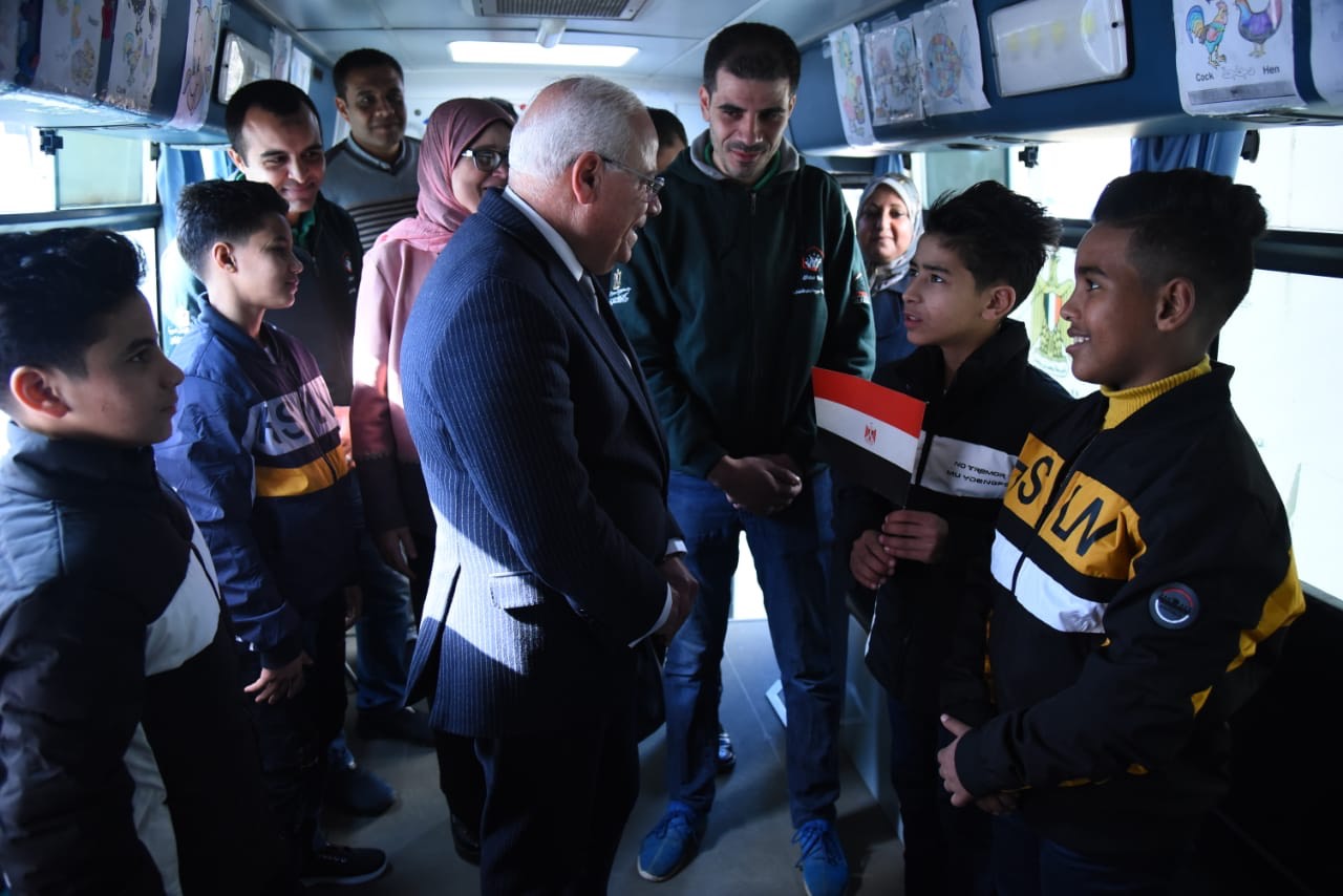 محافظ بورسعيد مع فريق الأطفال وفريق عمل حماية الأطفال بلا مأوى (7)