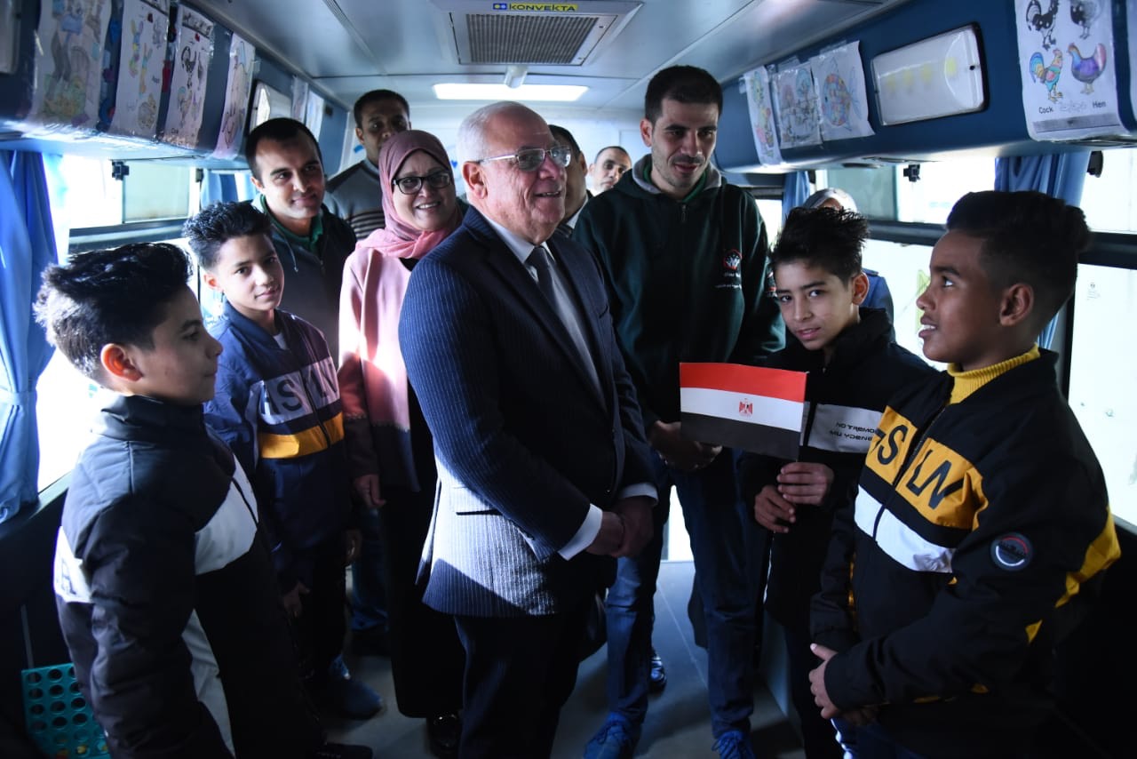 محافظ بورسعيد مع فريق الأطفال وفريق عمل حماية الأطفال بلا مأوى (9)