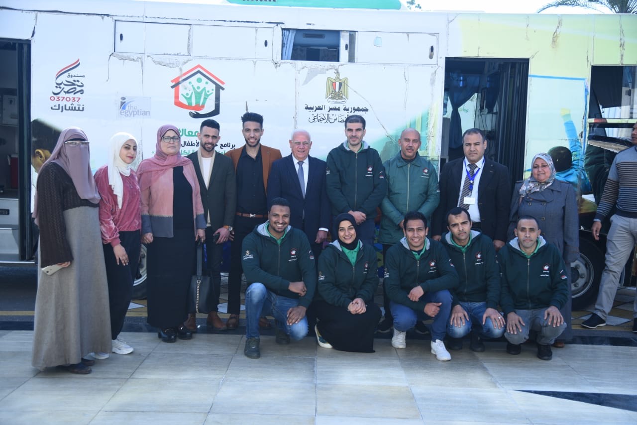 محافظ بورسعيد مع فريق الأطفال وفريق عمل حماية الأطفال بلا مأوى (2)