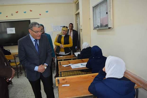 محافظ المنيا يتفقد لجان امتحانات الفصل الدراسى الأول (2)