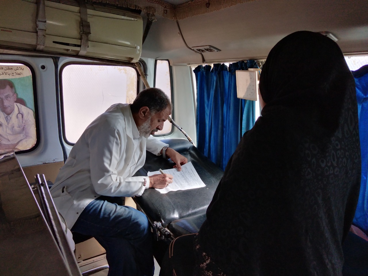 الكشف على المواطنين بالقافلة الطبية بقرية المنشية بأسوان (5)