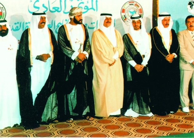 هيثم بن طارق يتوسط رؤساء الاتحادات الخليجية لكرة القدم عام 1984 بمسقط