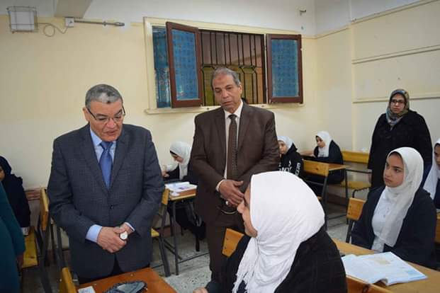 محافظ المنيا يتفقد لجان امتحانات الفصل الدراسى الأول (3)