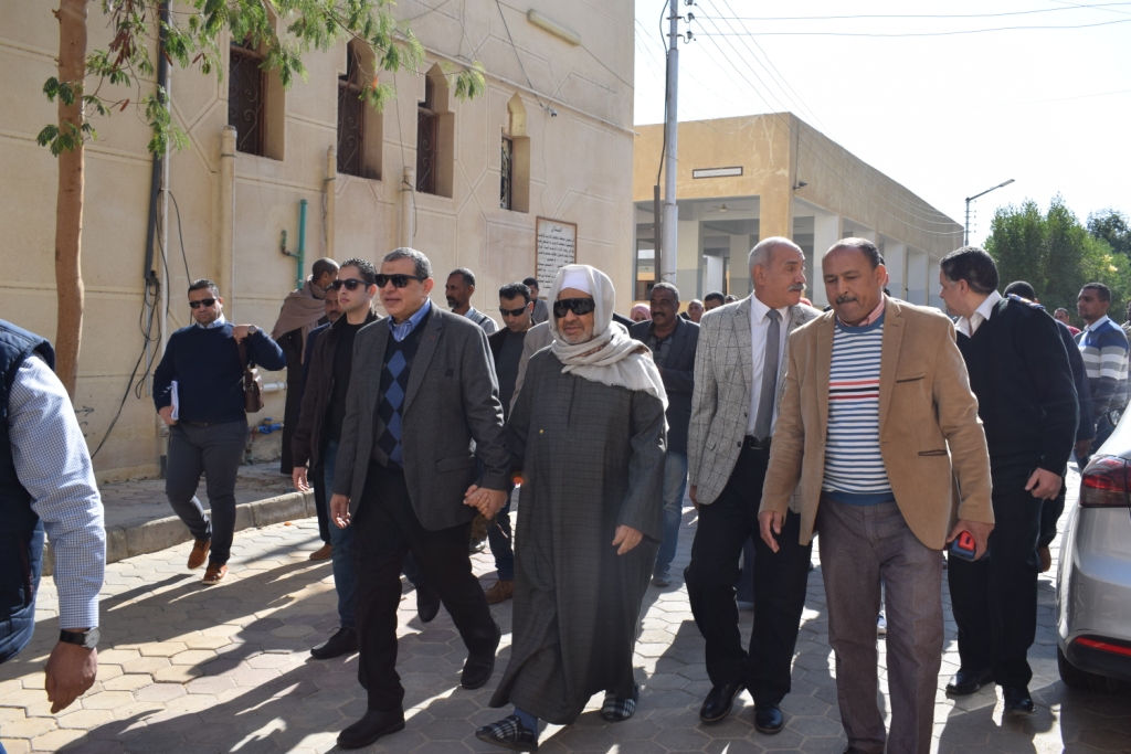 وزير القوي العاملة يختتم زيارته لمحافظة الأقصر (1)