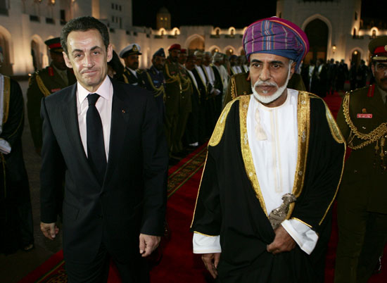 السلطان قابوس بن سعيد ، الرئيس الفرنسي نيكولا ساركوزي ، يصل إلى قصر العلم الملكي في مسقط.