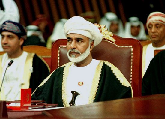 حاكم سلطنة عمان ، السلطان قابوس ، ينظر قبل بدء القمة السابعة عشرة لمجلس التعاون الخليجي