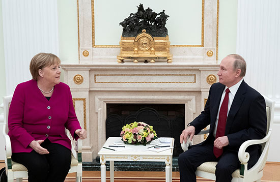 المستشارة الألمانية أنجيلا ميركل تتحدث أثناء المحادثات مع الرئيس الروسي فلاديمير بوتين في الكرملين