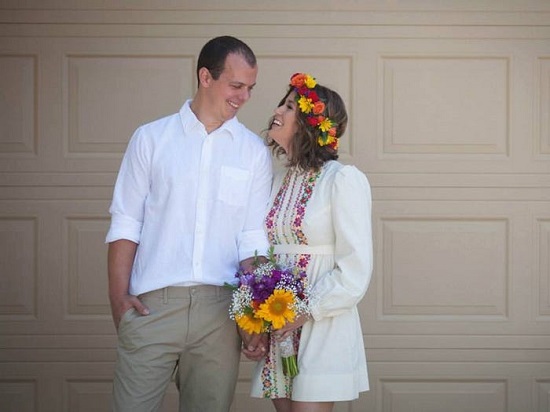 أندرسون وزوجها في يوم الزفاف