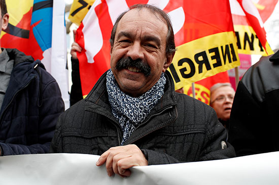 يشارك زعيم النقابة العمالية الفرنسية CGT ، فيليب مارتينيز ، يشارك في مظاهرة مع أعضاء النقابات العمالية والعمال الفرنسيين