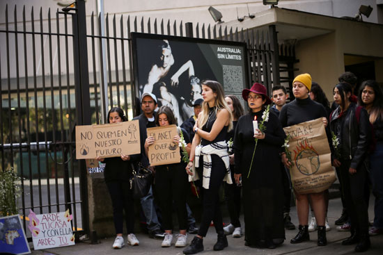 متظاهرون امام مقر السفارة الاسترالية