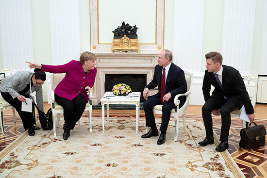 ميركل تلمح أثناء حديثها إلى الرئيس الروسي فلاديمير بوتين خلال المحادثات في الكرملين