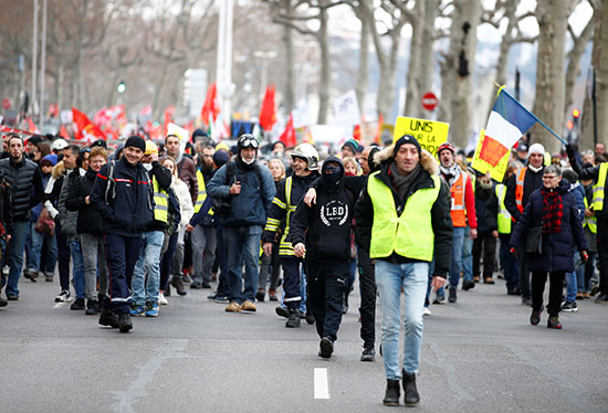 العمال المضربون يشاركون في مظاهرة فى فرنسا  ضد خطط إصلاح معاشات الحكومة