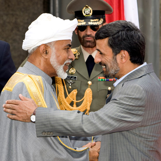 الرئيس الإيراني محمود أحمدي نجاد يحيي السلطان قابوس بن سعيد خلال حفل استقبال في طهران