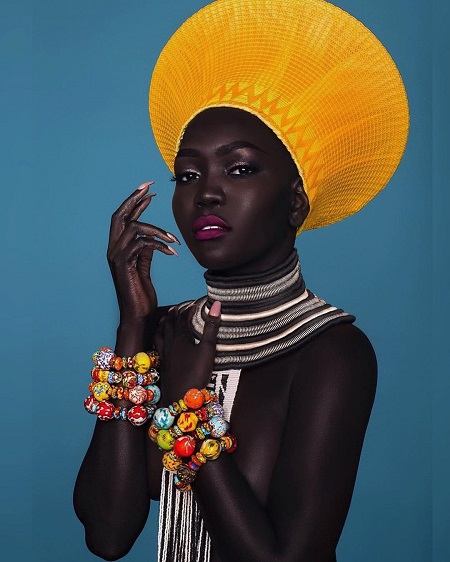 ملكة الظلام نياكيم جاتوش فى إطلالة أفريقية