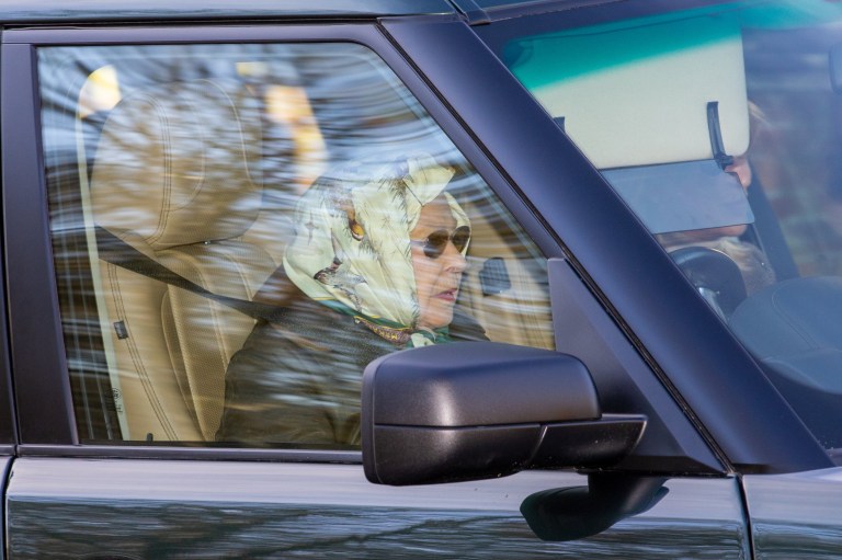 ملكة بريطانيا تقود سيارتها مرتدية حزام الأمان
