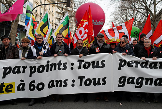 زعيم النقابة العمالية الفرنسية CGT فيليب مارتينيز يشارك في مظاهرة مع أعضاء النقابات العمالية والعمال الفرنسيين