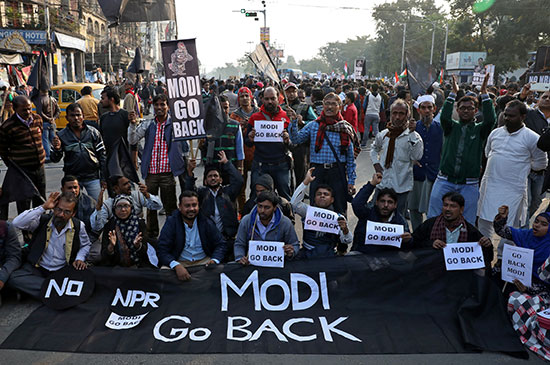 احتجاجات فى ولاية كولكاتا الهندية على زيارة رئيس الوزراء الهندي ناريندرا مودي وضد قانون الجنسية الجديد