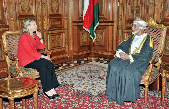 وزيرة الخارجية الأمريكية هيلاري كلينتون تلتقي بالسلطان قابوس بن سعيد في بيت البركة في مسقط