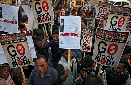 هتف المتظاهرون بشعارات وهم يحملون لافتات خلال احتجاج على زيارة رئيس الوزراء الهندي ناريندرا مودي إلى الولاية