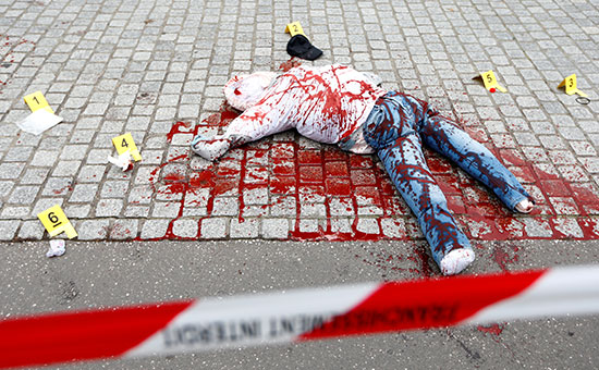 جثة مزيفة على الأرض في مشهد لمسرح الجريمة العملاق من قبل ضباط الطب الشرعي الفرنسيين